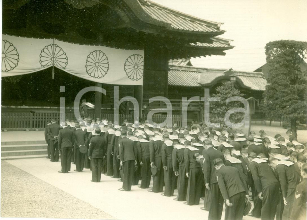 Fotografia d epoca originale 1932 TOKYO ? Marinai italiani si inchinano a tempio giapponese Fotografia 1