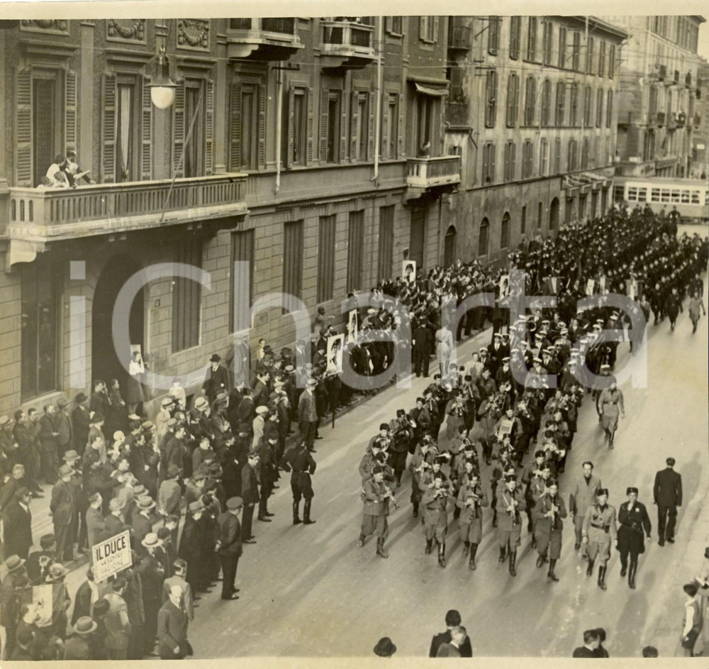 Fotografia d epoca originale 1936 MILANO Sfilata di fascisti con banda musicale in una via cittadina Foto 1