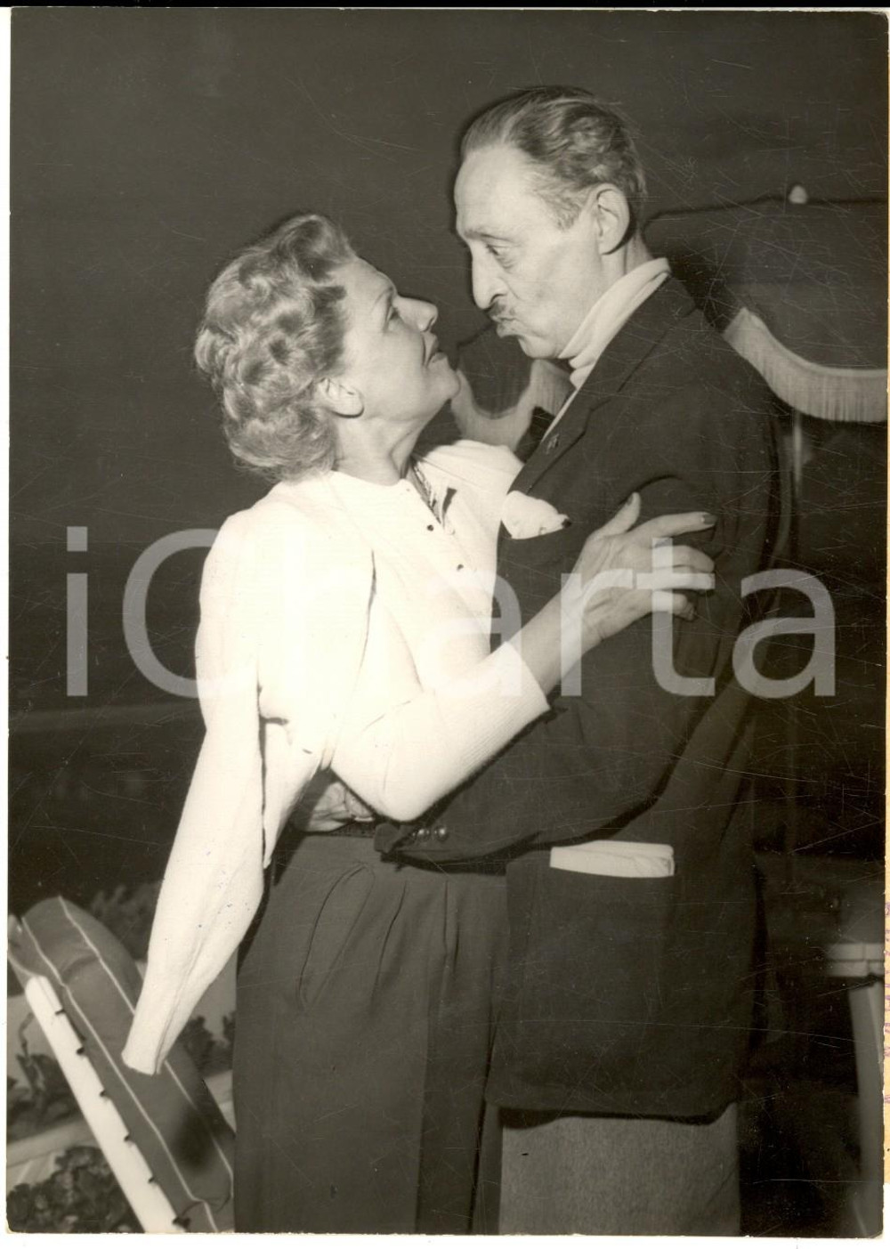 Fotografia d epoca originale 1953 Paris Misha Auer accueilli par Elvire Popesco à son arrivée pour Tovaritch 1