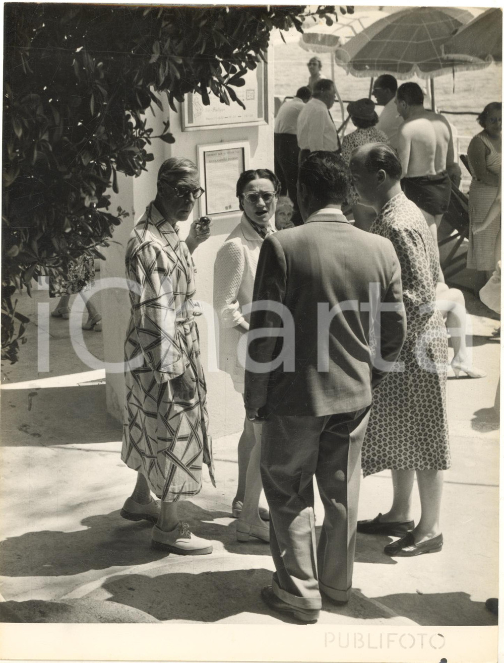 1953 RAPALLO Duca di WINDSOR e Wallis SIMPSON in spiaggia all'Hotel EXCELSIOR Fotografia d'epoca, con didascalia coeva al verso.FORMATO: 18x24 cm  GOOD/buono   originale e autentica 1