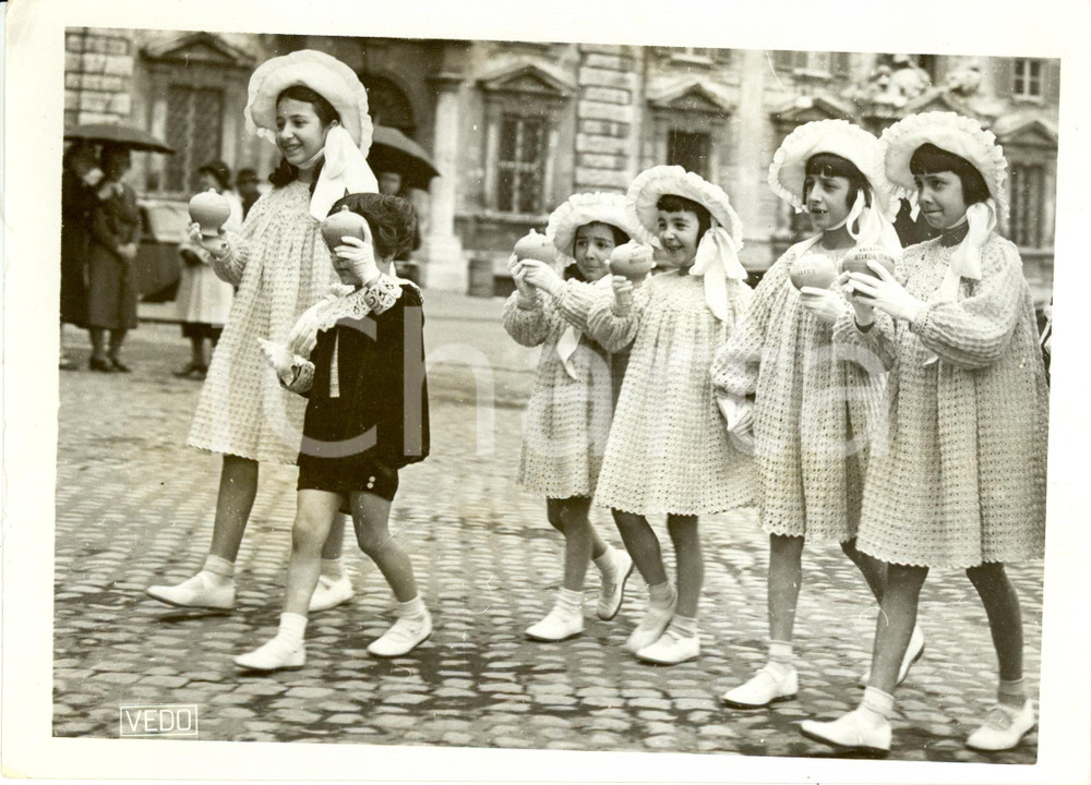 Fotografia d epoca originale 1939 ROMA Festa Salvadanai pro Casa del Sole Bambini consegnano risparmi Foto 1
