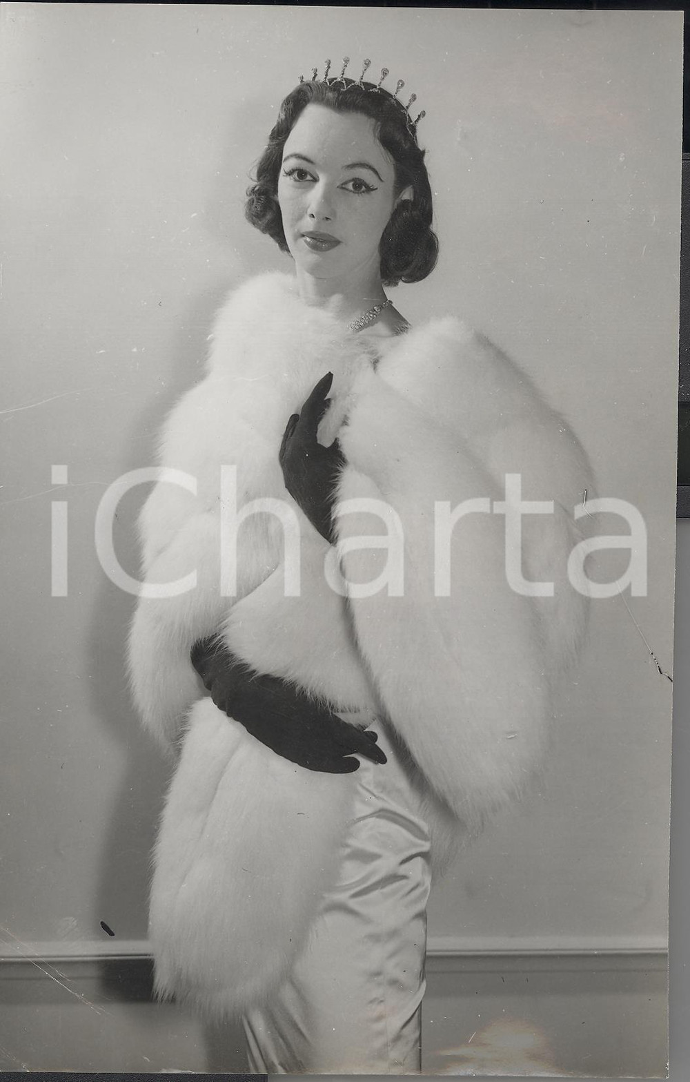 Fotografia d epoca originale 1955 LONDON FUR FASHION DISPLAY June DUNCAN wearing Arctic fox cape stole Photo 1