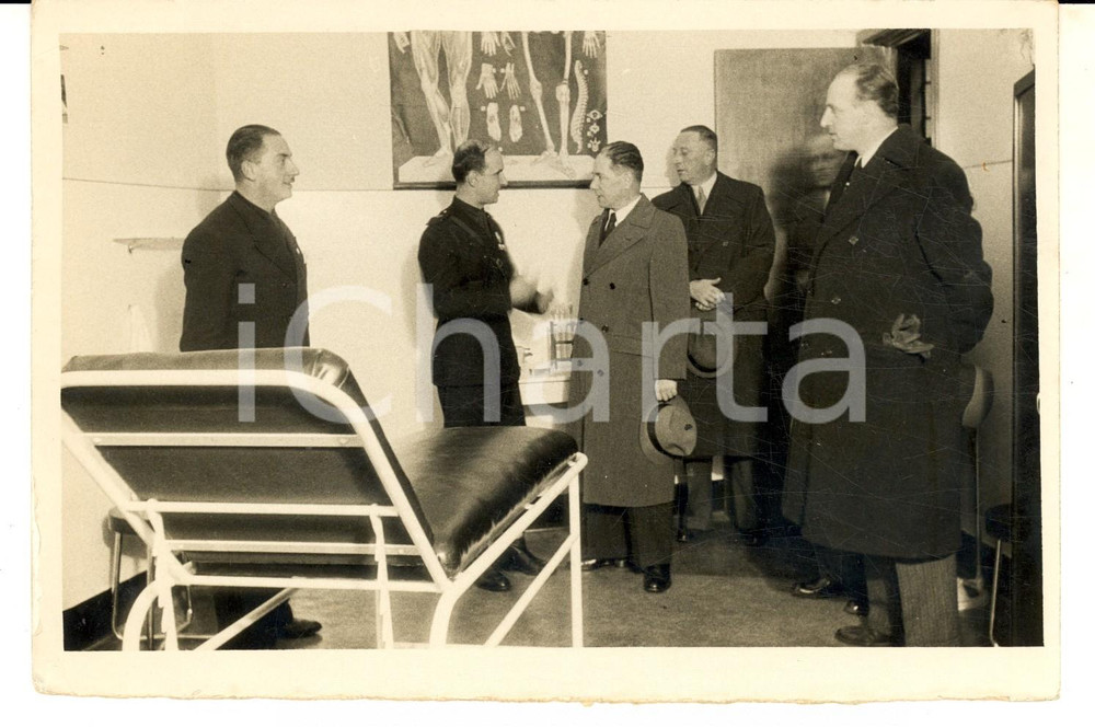 Fotografia d epoca originale 1937 GENOVA Visita parlamentari alla Federazione dei Fasci  Ambulatorio Foto 1