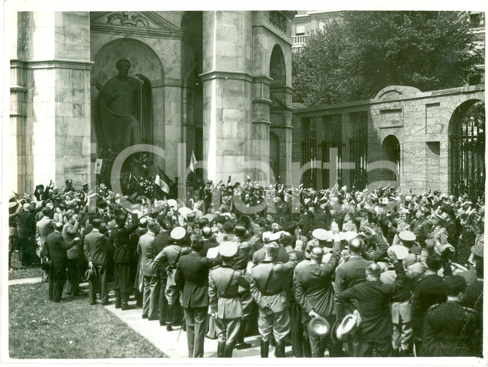 Fotografia d epoca originale 1938 MILANO Associazioni a Monumento ai CADUTI in Piazza SANT AMBROGIO Foto 1
