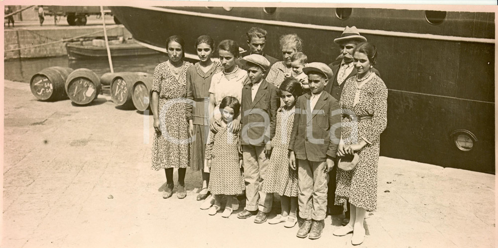 Fotografia d epoca originale 1934 NAPOLI Coloni delle MARCHE in partenza per BENGASI Fotografia 1