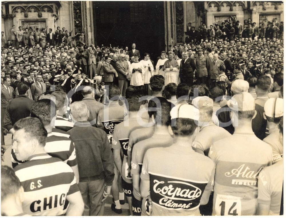 1960 ca GIRO D'ITALIA MILANO Piazza Duomo - Mons. MONTINI benedice i ciclisti