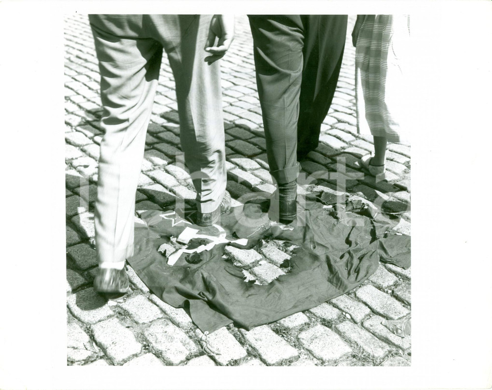 Fotografia d epoca originale 1953 EAST GERMAN DDR Cittadini tedeschi calpestano bandiera URSS Fotografia 1