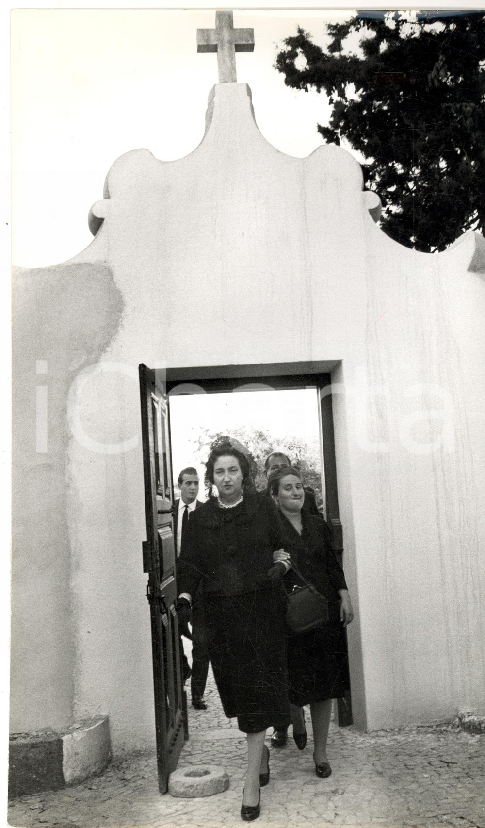 Fotografia d epoca originale 1960 ca Maria Mercedes di BORBONENAPOLI Contessa di Barcellona a un funerale 2 1