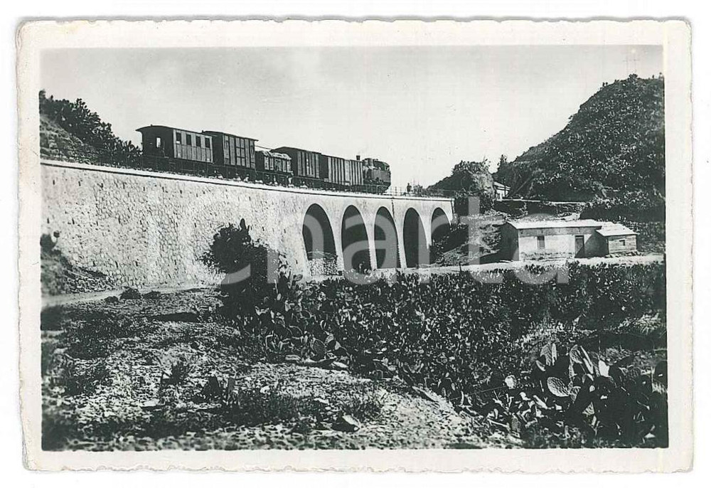 1940 ca A.O.I. Ferrovia ASMARA-MASSAUA *Foto ANIMATA treno 9x6 cm  Fotografia originale d'epoca.   POOR/danneggiato piegatura al lato destro Formato: 9x6 cm originale e autentica 1