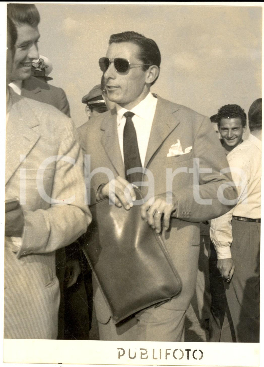 1954 MILANO Il campionissimo Fausto COPPI in arrivo da Bruxelles *Foto Fotografia d'epoca con didascalia coeva al verso. CONDIZIONI: FAIR (aloni)FORMATO: 13x18 cm     originale e autentica 1