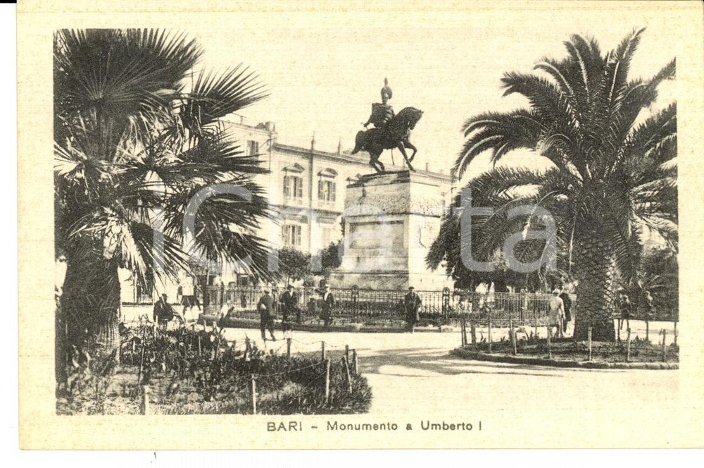 Cartolina originale da collezione 1930 ca BARI Monumento a Umberto I *Cartolina postale vivacemente ANIMATA FP NV 1