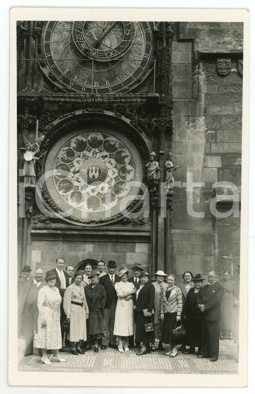 1937 PRAGUE (CZECH REPUBLIC) Group with the Astronomical Clock *Photo MRAZ 9x14  Vera fotografia d'epoca, in formato cartolina postale, con didascalia e timbro del fotografo al verso.CONDIZIONI: GFORMATO: 9x14 cmFOTOGRAFO: Mraz - Praha    originale e autentica 1