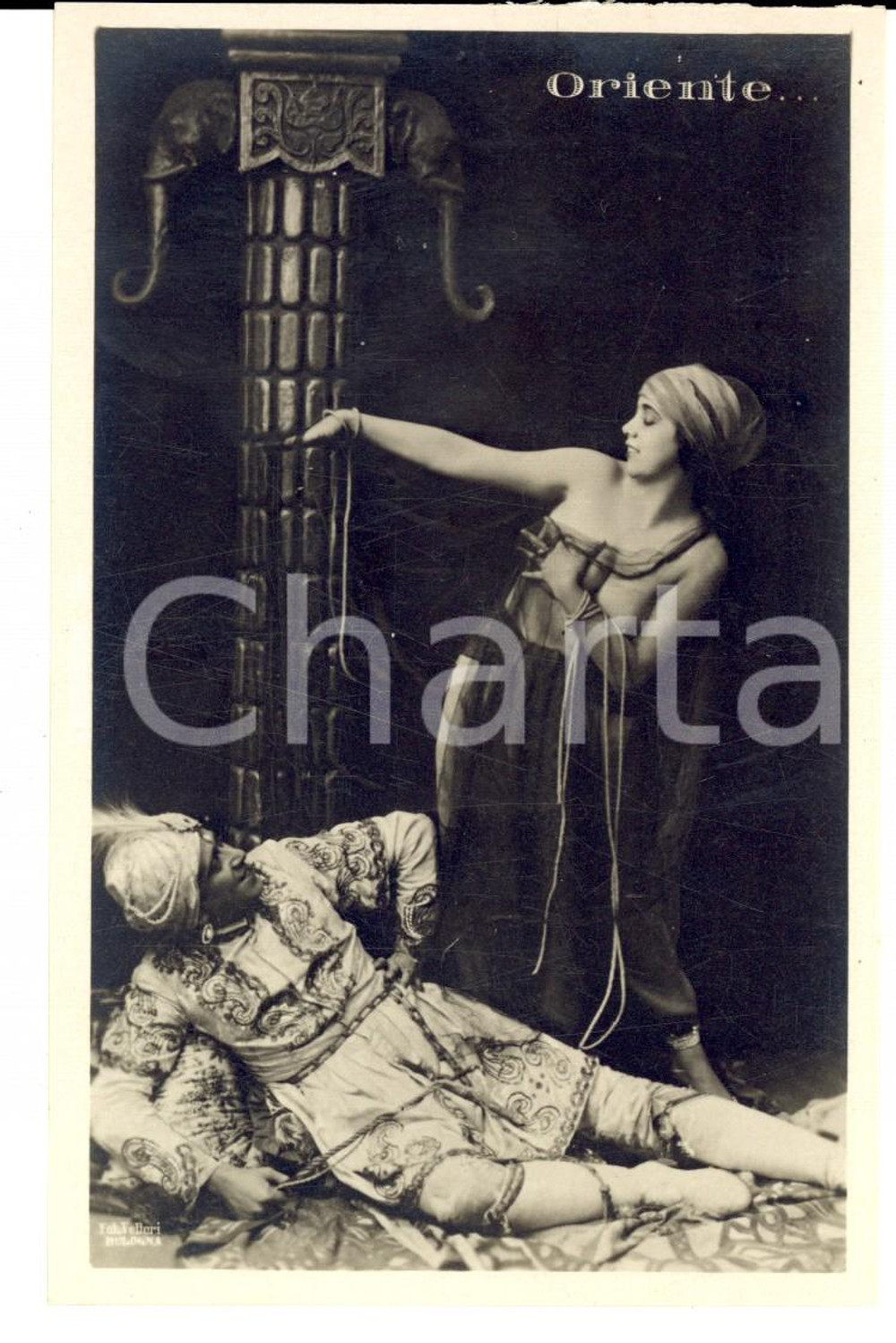 Cartolina originale da collezione 1920 ca EROTICA VINTAGE Oriente... Schiava seminuda gioca con le corde Cartolina 1