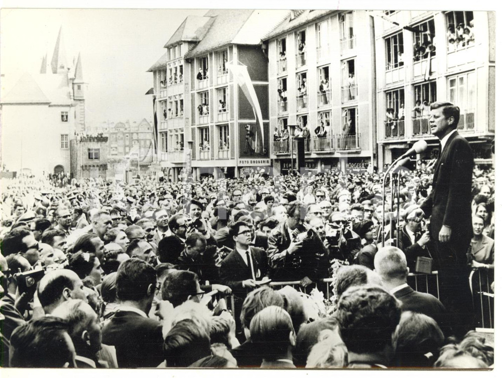 1963 FRANCOFORTE John FITZGERALD KENNEDY parla alla folla *Foto 18x13 cm