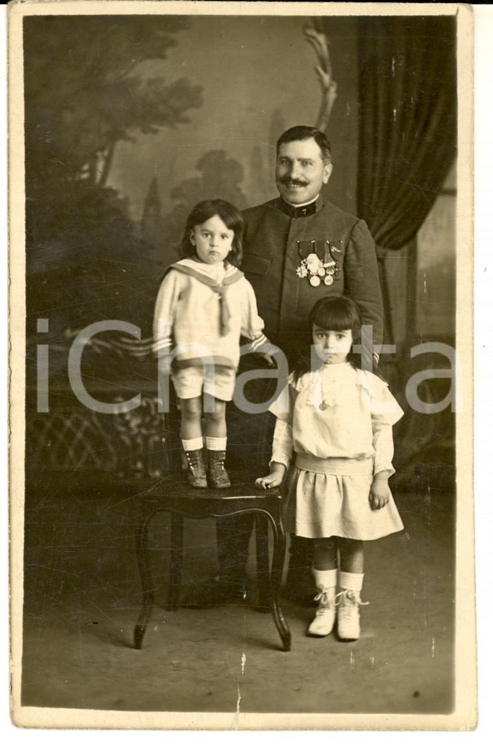 Fotografia d epoca originale 1916 WW1 FRANCIA Ufficiale con le medaglie al valore e le due figlie Foto FP 1