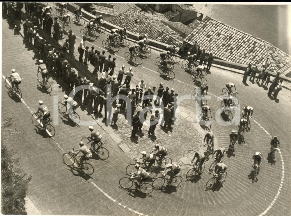 1954 CICLISMO GIRO D'ITALIA 3^ tappa - Il gruppo a BAGNARA CALABRA tra la folla