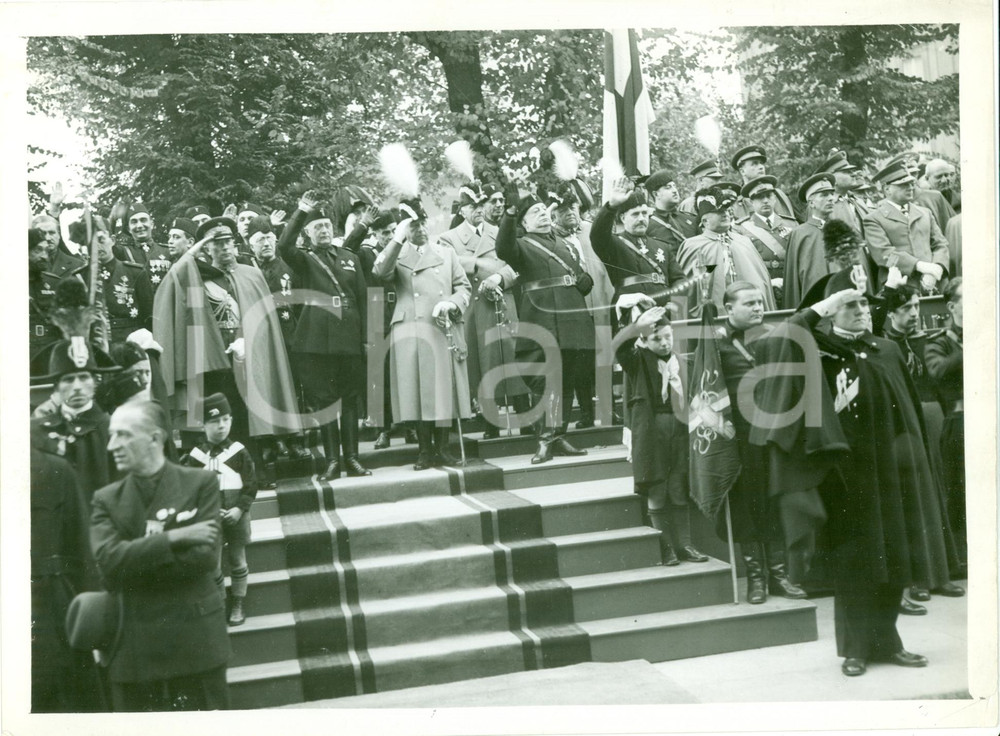 Fotografia d epoca originale 1935 MILANO AutoritÃ  sul palco per anniversario VITTORIA WWI Fotografia 1