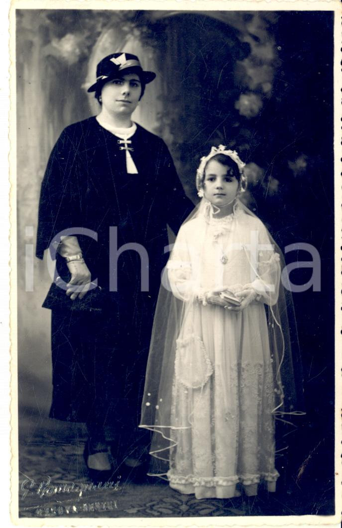 1950 ca GENOVA Ritratto di madre con figlia alla Prima Comunione *Foto ROMAGNANI Fotografia d'epoca, in formato cartolina postale.CONDIZIONI: P (piegature angolari)FORMATO: 9x14 cm    originale e autentica 1
