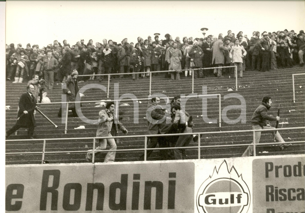 Fotografia d epoca originale 1980 ca CALCIO SERIE A Violenti scontri tra tifoserie rivali Foto 22x30 cm 1