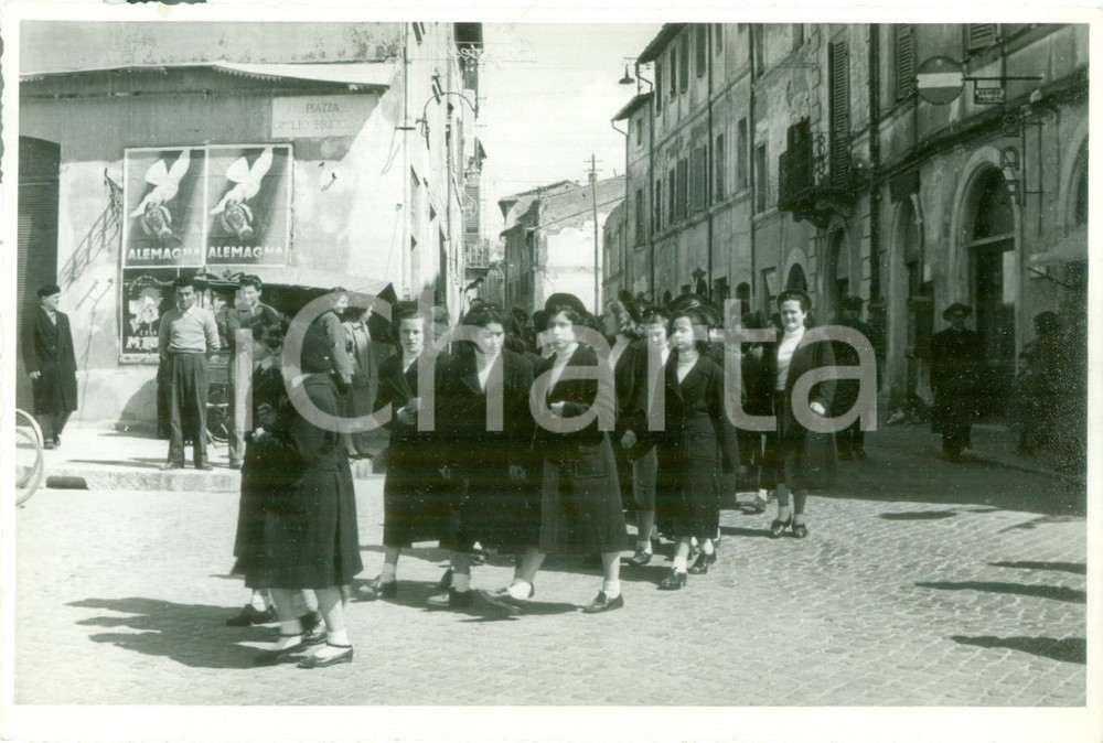Fotografia d epoca originale 1950 ca TERNI Vedove dell Istituto LAZZARINI in processione per i Caduti FOTO 1