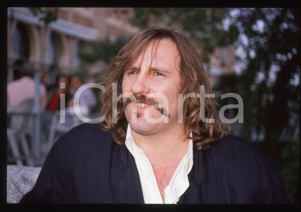 35mm vintage slide* 1989 VENEZIA Gérard DEPARDIEU Mostra del cinema (15) La diapositiva &egrave; stata scattata presso l'Hotel Excelsior in occasione della 46&ordf; Mostra del cinema di Venezia. CONDIZIONI: GOOD Tutti i diritti riservati.E' severamente vietata la riproduzione.  ICharta mette in vendita, sul negozio eBay e in esclusiva sul sito "icharta" il proprio archivio composto da numerose diapositive e negativi fotografici d'epoca, tutti originali e autentici, che attraversano la storia del costume italiano tra gli la fine degli anni Sessanta e Novanta.Si tratta di uno sguardo inedito sull'attualit&agrave;, la politica, la vita quotidiana, il gossip e la cultura, che fotografa il cambiamento della nazione in quest'ultimo scorcio del XX secolo. Un'occasione unica per il mercato del collezionismo, che vede finalmente disponibile un archivio eccezionale per vastit&agrave;, tematiche e condizioni, in un settore (il negativo fotografico e la diapositiva) di assoluta novit&agrave; e dalle interessanti prospettive di investimento.     originale e autentica 1