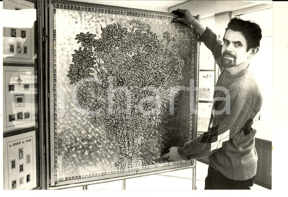 Fotografia d epoca originale 1985 RIEDISHEIM F Michel KUENEMANN con un opera di 3000 francobolli Foto 1