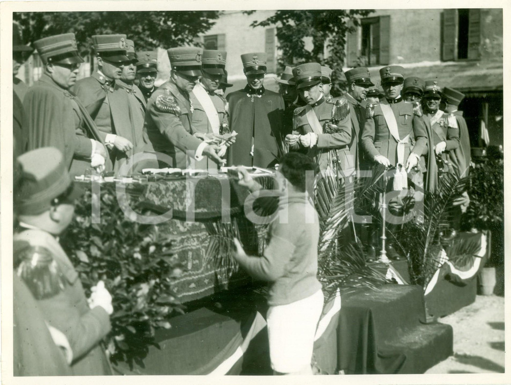 Fotografia d epoca originale 1931 MILANO Colonnello PIPITO  premia soldati Sussistenza CASERMA XXIV MAGGIO 1