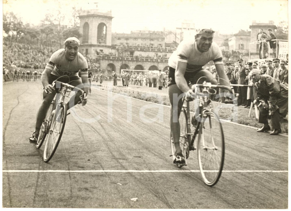1957 GIRO D'ITALIA Arena di MILANO Rik VAN STEENBERGEN batte Miguel POBLET ^Foto Fotografia d'epoca con didascalia coeva. CONDIZIONI: fair (lievi sovraimpressioni e piegature; piccoli fori angolari)FORMATO: 18x13 cm      originale e autentica 1