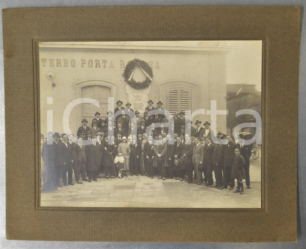 1925 ca Stazione VITERBO PORTA ROMANA - Foto di gruppo con lapide Caduti *RARA Fotografia d'epoca, montata su cartoncino rigido.FORMATO: 30x24 cmCONDIZIONI: G    originale e autentica 1