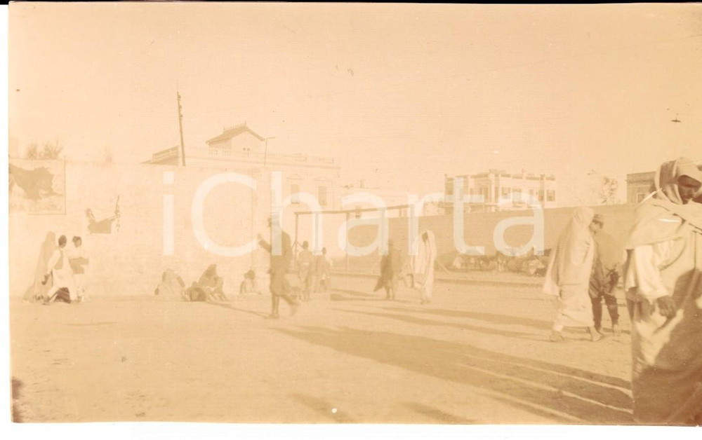 Fotografia d epoca originale 1920 ca LIBIA Militari italiani in un cortile sorvegliano i civili Foto15x10 1