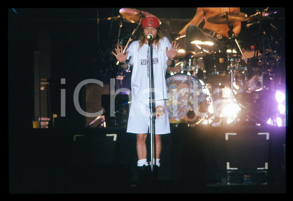 35mm vintage slide * 1990ca ITALIA GUNS N' ROSES Axl ROSE Live in concerto (16   Diapositiva d'epoca, in formato 35 mm.   CONDIZIONI: GOODE' severamente vietata la riproduzione. Tutti i diritti sono riservati. ICharta mette in vendita, sul negozio eBay e in esclusiva sul sito "icharta" il proprio archivio composto da numerose diapositive e negativi fotografici d'epoca, tutti originali e autentici, che attraversano la storia del costume italiano tra gli la fine degli anni Sessanta e Novanta.Si tratta di uno sguardo inedito sull'attualit&agrave;, la politica, la vita quotidiana, il gossip e la cultura, che fotografa il cambiamento della nazione in quest'ultimo scorcio del XX secolo. Un'occasione unica per il mercato del collezionismo, che vede finalmente disponibile un archivio eccezionale per vastit&agrave;, tematiche e condizioni, in un settore (il negativo fotografico e la diapositiva) di assoluta novit&agrave; e dalle interessanti prospettive di investimento.  originale e autentica 1