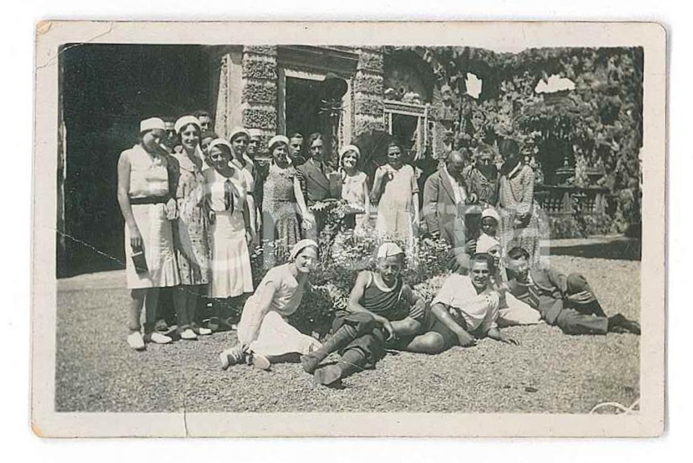 1907 ITALIA Foto di gruppo familiare - Fotografia anonima 6x4 cm  Fotografia d'epoca. POOR/danneggiato Lievi smussature agli angoli, piegature diffuse Formato: 6x4 originale e autentica 1