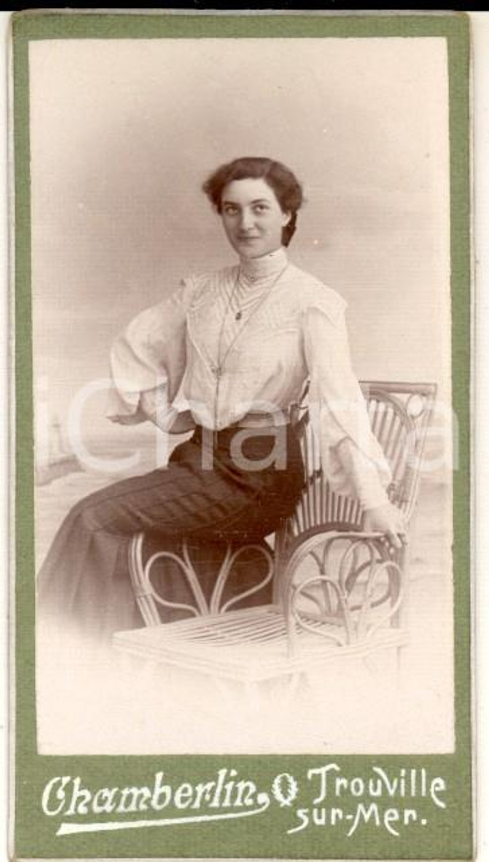 Fotografia d'epoca originale 1900 ca TROUVILLE-SUR-MER (F) Donna con sedia di paglia *Foto CHAMBERLIN 5x8 cm 1