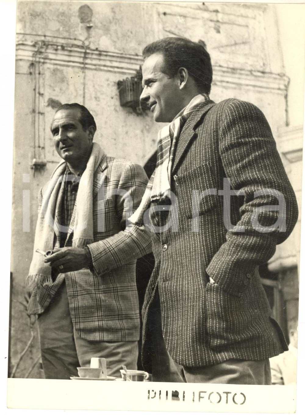 1955 ca CAPRI Attore Frank LATIMORE in vacanza con un amico - Foto 13x18 cm  Fotografia d'epoca con didascalia coeva al verso.   CONDIZIONI: G     originale e autentica 1