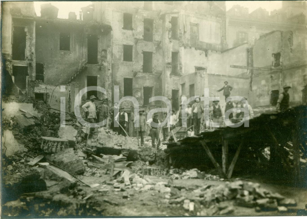 Fotografia d epoca originale 1920 ca MILANO Operai addetti a demolizione case Via SAN PIETRO IN GESSATE Foto 1