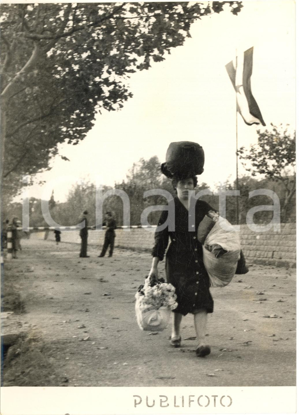 1954 DOSSO FAITI (SLOVENIA) Donna si dirige verso SANTA BARBARA italiana *Foto