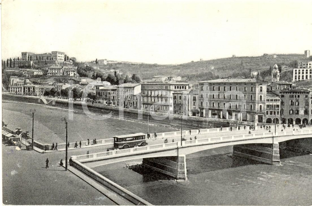 Cartolina originale da collezione 1950 ca VERONA Veduta del Ponte NUOVO con passanti Cartolina postale FP VG 1