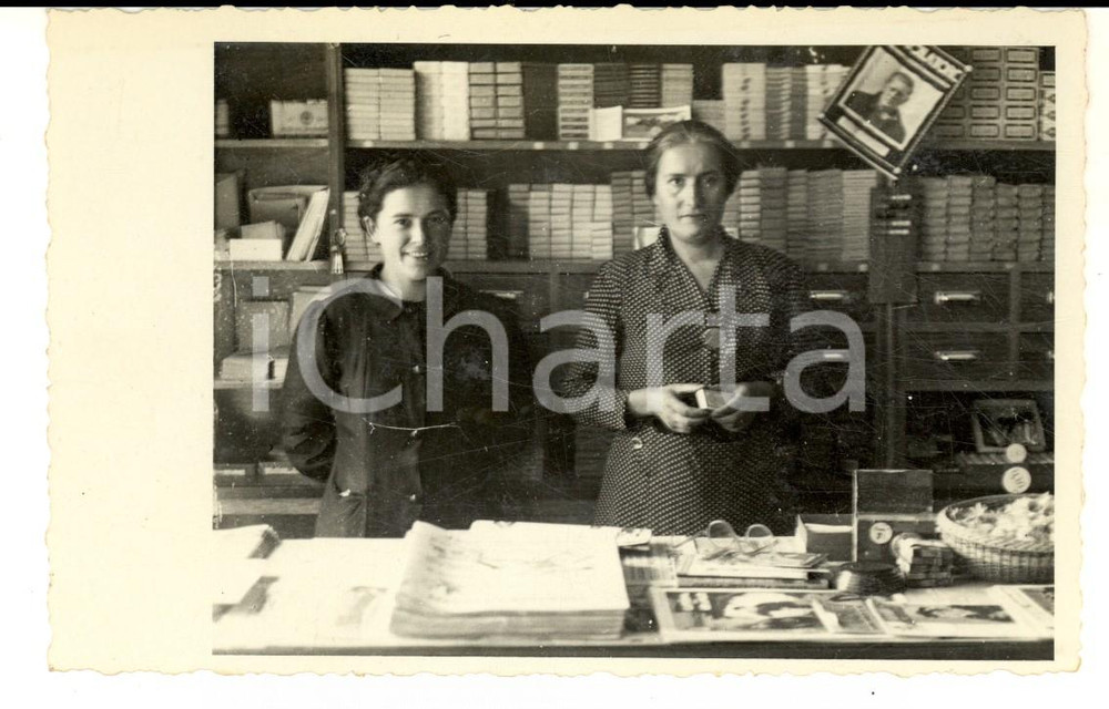 Fotografia d epoca originale 1960 ca BRUGHERIO Commesse in una merceria Foto cartolina VINTAGE 1