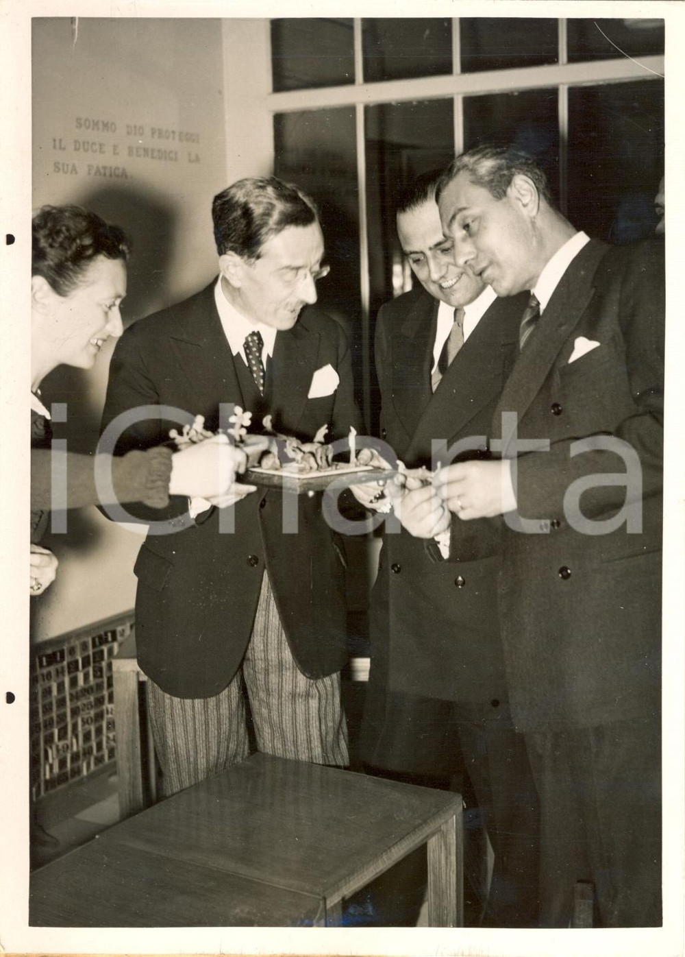 Fotografia d epoca originale 1938 PARIS Giuliano Attilio PIOVANO visita mostra allievi Liceo Italiano FOTO 1