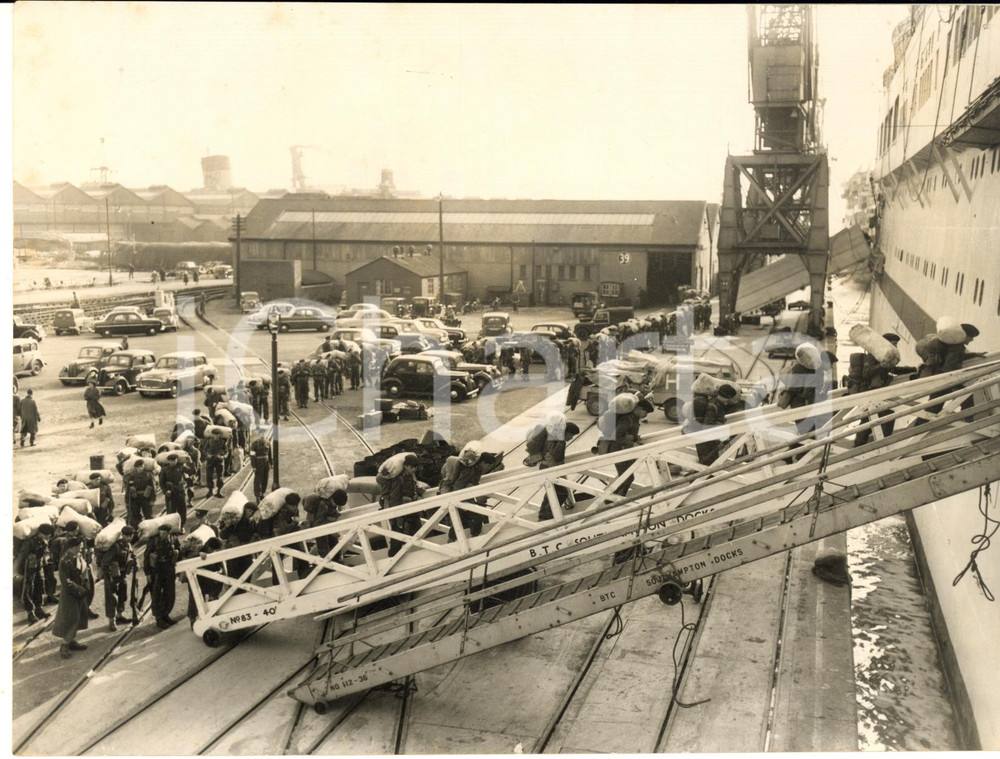 1956 SOUTHAMPTON Royal Pioneer Corps winds abroad the troopship EMPIRE FOWEY