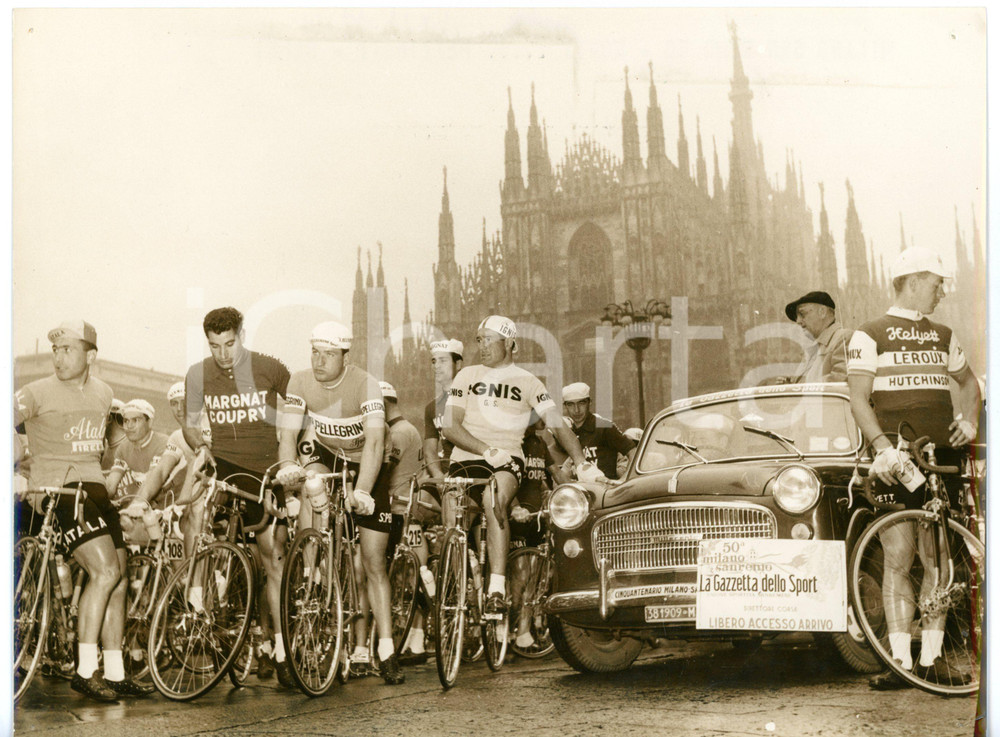 1959 CICLISMO MILANO-SANREMO Pierino BAFFI e Giovanni PETTINATI in Piazza Duomo