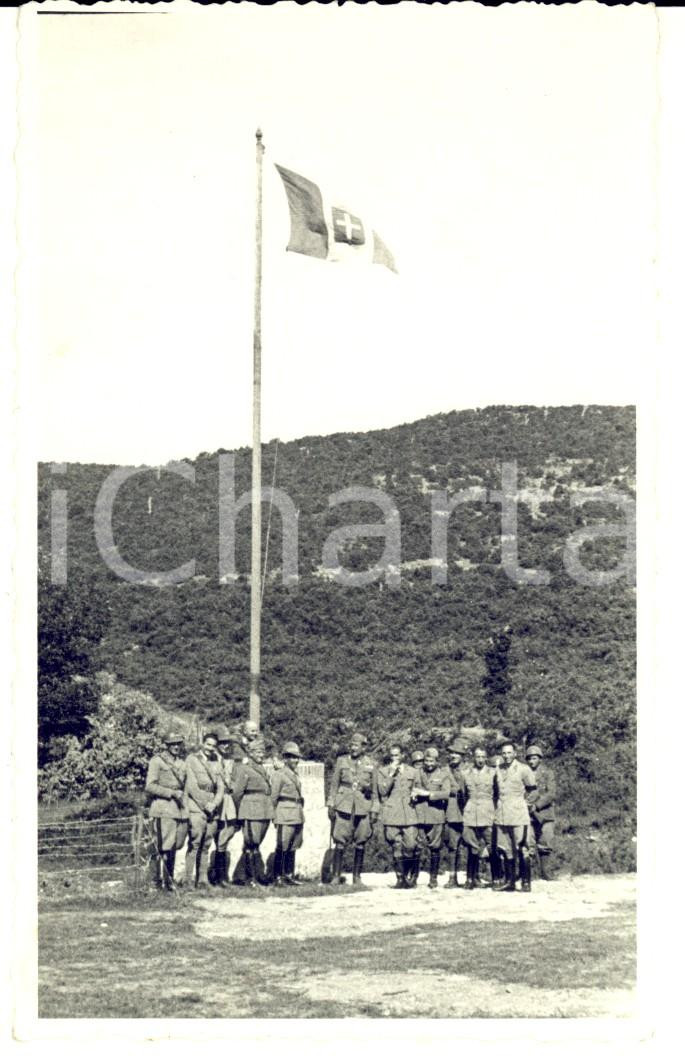 Fotografia d epoca originale 1942 ZONA DI GUERRA Gruppo di ALPINI con la bandiera Foto cartolina con dedica 1