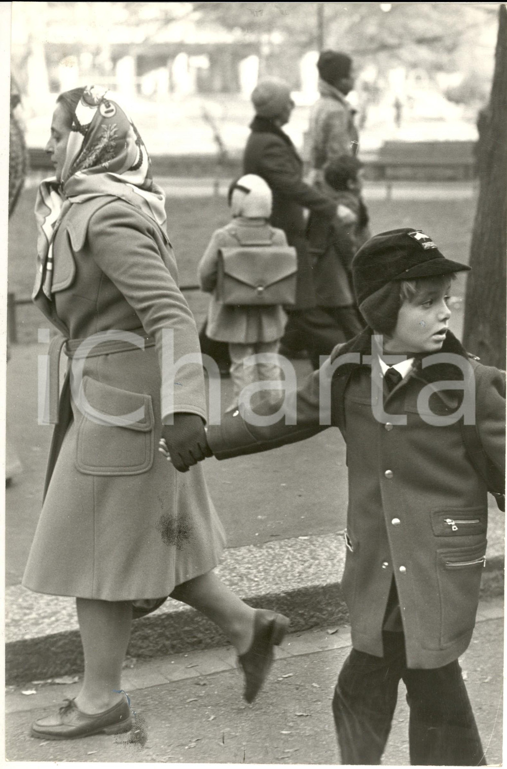 1975 ca GOSSIP MILANO Gianluca GUIDI bambino al parco (2) - Foto 20x30 cm