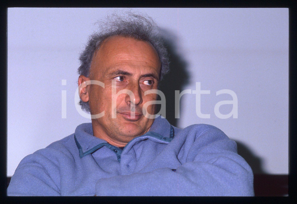 35mm vintage slide* 1995 ca ITALIA Stefano BENNI ritratto dello scrittore (4)  Diapositiva d'epoca, in formato 35 mm.CONDIZIONI: GOODTutti i diritti riservati.E' severamente vietata la riproduzione. ICharta mette in vendita, sul negozio eBay e in esclusiva sul sito "icharta" il proprio archivio composto da numerose diapositive e negativi fotografici d'epoca, tutti originali e autentici, che attraversano la storia del costume italiano tra gli la fine degli anni Sessanta e Novanta.Si tratta di uno sguardo inedito sull'attualit&agrave;, la politica, la vita quotidiana, il gossip e la cultura, che fotografa il cambiamento della nazione in quest'ultimo scorcio del XX secolo. Un'occasione unica per il mercato del collezionismo, che vede finalmente disponibile un archivio eccezionale per vastit&agrave;, tematiche e condizioni, in un settore (il negativo fotografico e la diapositiva) di assoluta novit&agrave; e dalle interessanti prospettive di investimento.  originale e autentica 1