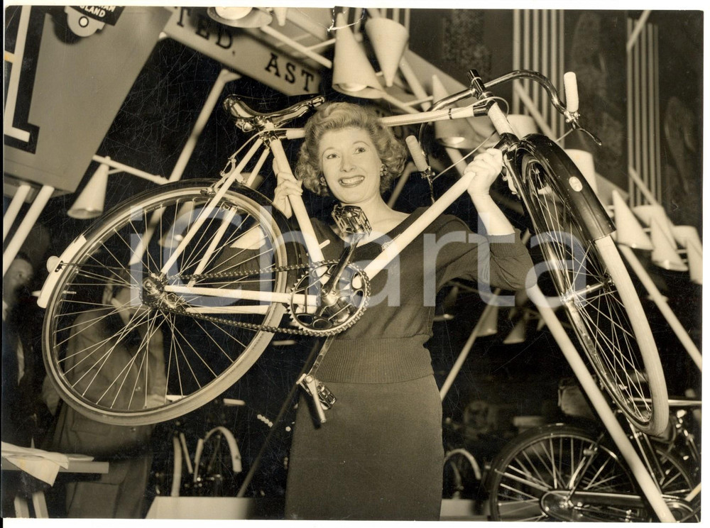 1954 LONDON Cycle and Motor Cycle Show - Glass bike by HERCULES CYCLE co. Fotografia d'epoca con didascalia coeva al verso.  CONDIZIONI: fair (piccolo taglio al margine superiore e alone) FORMATO: 20x15 cm    originale e autentica 1