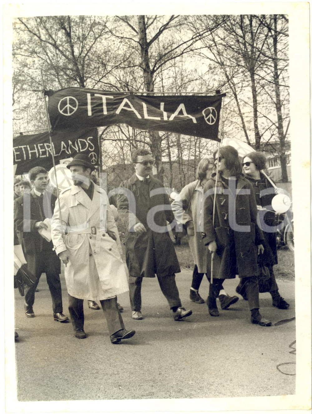 1961 ALDERMASTON (UK) March for Nuclear Disarmament - The Italian group *Photo Fotografia d'epoca, con didascalia coeva al verso.  CONDIZIONI: G (ma lievi macchie al margine destro) FORMATO: 15x20 cm    originale e autentica 1