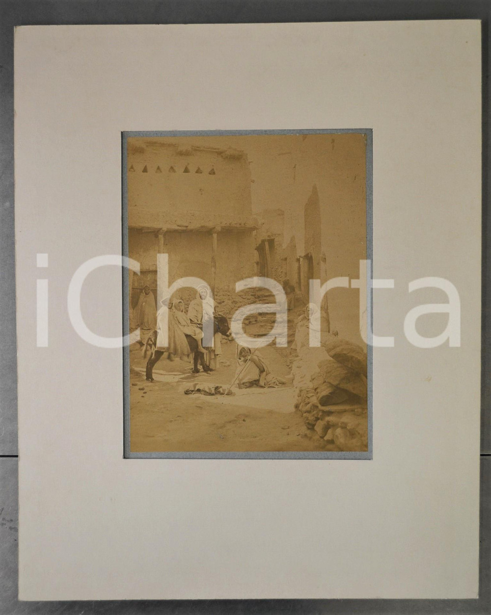1870 ca FÃ©lix BONFILS - PALESTINA (?) Mendicante al villaggio *Foto albumina Pregevole fotografia d'epoca, opera di F&eacute;lix Bonfils (1831-1885), stampa all'albumina, incorniciata con passepartout in cartoncino pesante.  GOOD/buono  Formato: 40x50 cm (cartoncino); 20x28 cm (fotografia) originale e autentica 1