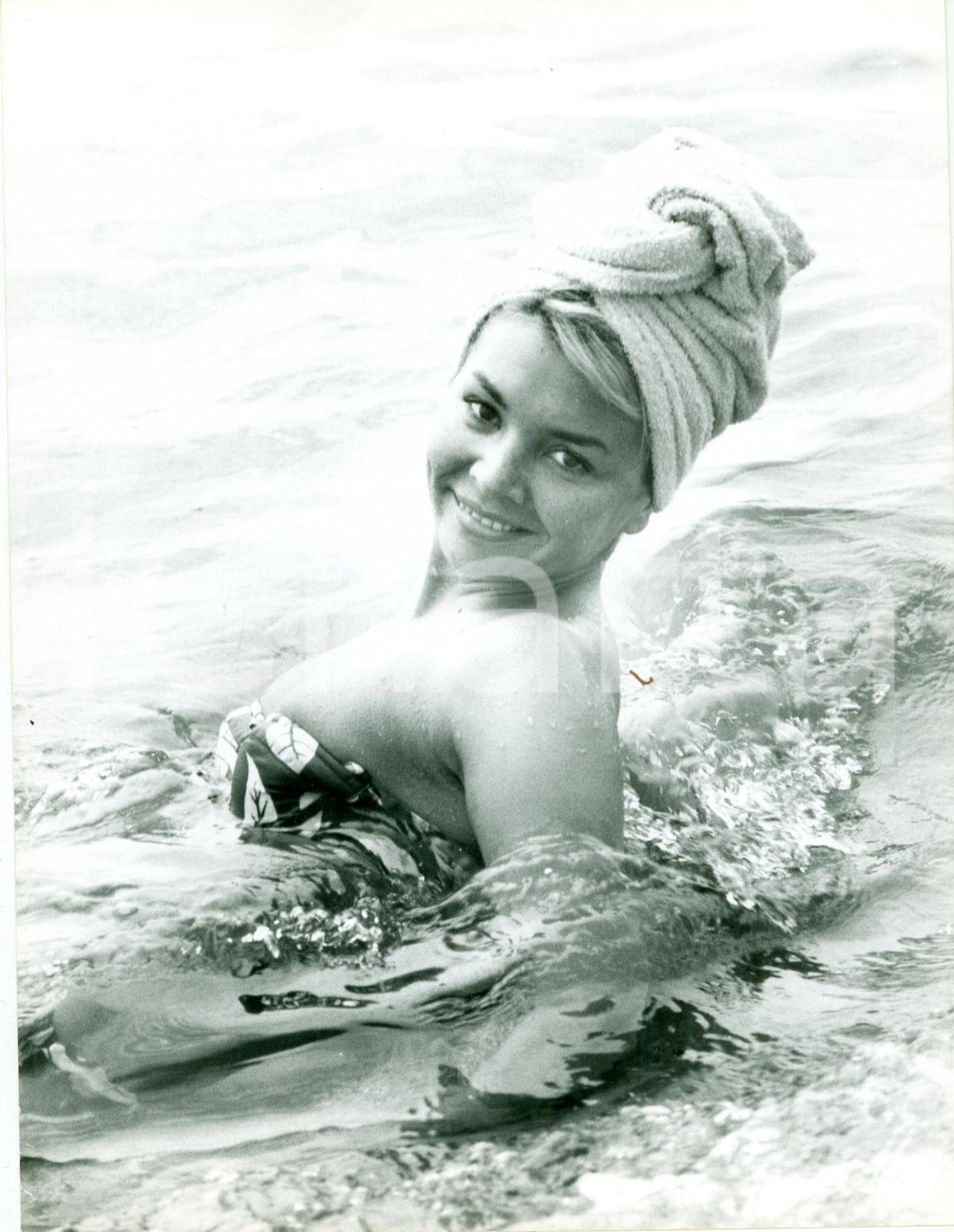 Fotografia d epoca originale 1965 ca PARIS Attrice Patricia VITERBO fa il bagno Fotografia 1