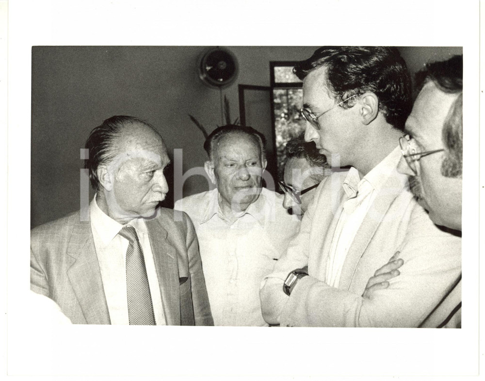 1985 ca ROMA Ufficio Stampa MSI - Giorgio ALMIRANTE con Gianfranco FINI - Foto Fotografia di agenzia. CONDIZIONI: FAIR (scritta al verso sovraimpressa)FORMATO: 25x20 cm    originale e autentica 1
