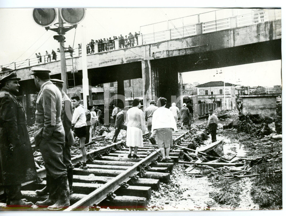 1959 ALLUVIONE DI ANCONA Sfollati sui binari della ferrovia *Foto 18x13 cm
